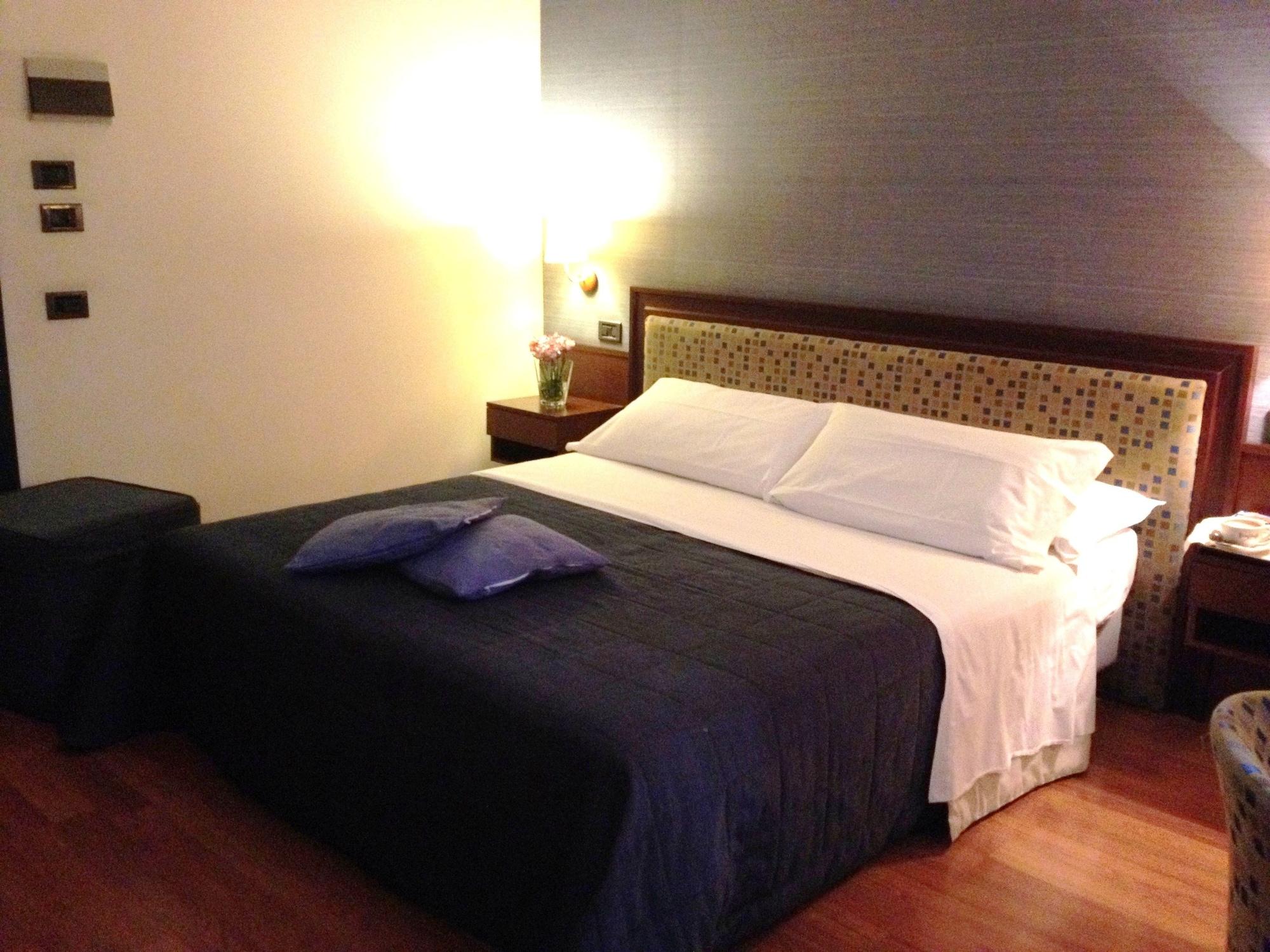 רגוזה Hotel Montreal מראה חיצוני תמונה