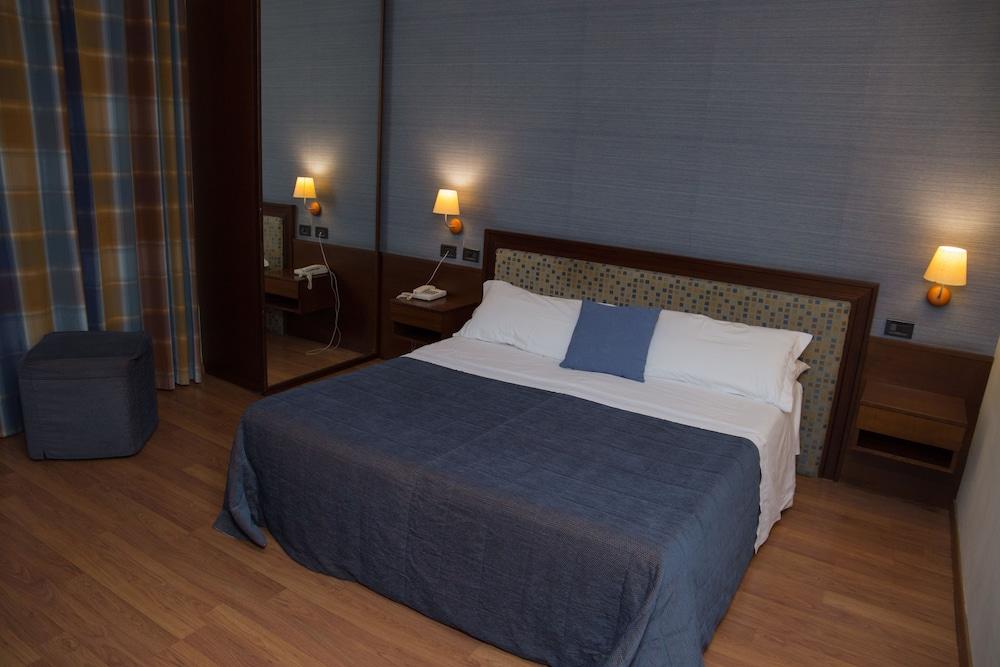 רגוזה Hotel Montreal מראה חיצוני תמונה