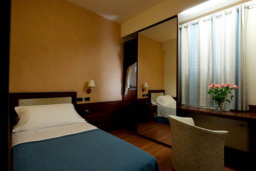 רגוזה Hotel Montreal מראה חיצוני תמונה